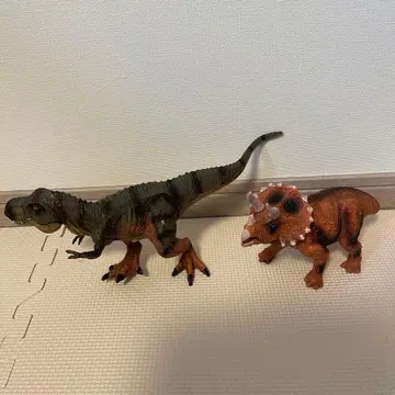 티라노사우루스와 트리케라톱스 피규어 세트