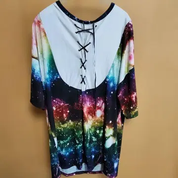 앙코락 리본 포함 갤럭시 패턴 티셔츠