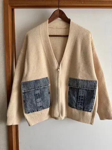 [새상품] 오프화이트 V넥 지퍼 가디건! 데님 포켓이 포인트! 겉옷으로!