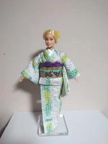 기모노 차림의 바비 인형입니다.