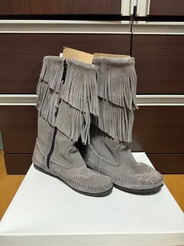 MINNETONKA 프린지 스웨이드 부츠 그레이