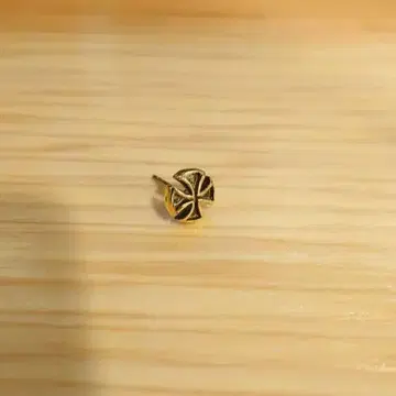 골드 크로스 모티브 귀걸이(한쪽용)