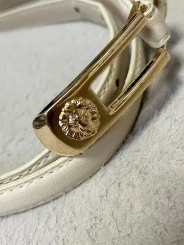 화이트 가죽 라이온 버클 벨트