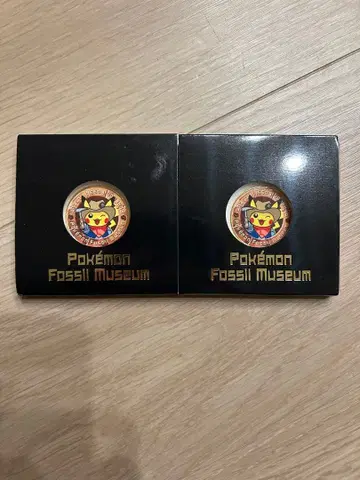 [ 새상품, 미개봉 ] 포켓몬 화석 박물관 피카츄 기념 메달 2개 세트