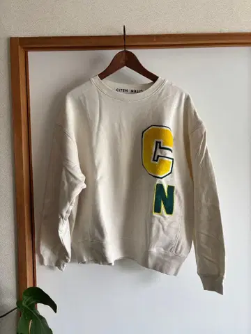 유나이티드 애로우즈 패치 칼리지 디자인 아이보리색 긴팔 스웨트