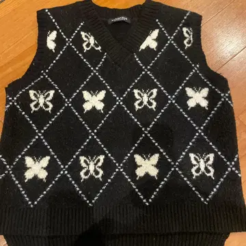 LUV IS TRUE 나비 무늬 V넥 니트 베스트