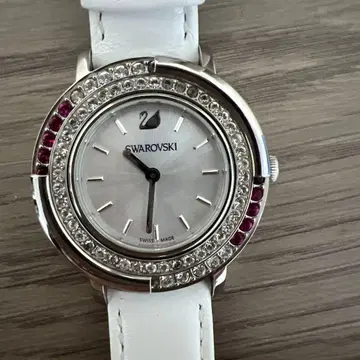 SWAROVSKI 화이트 가죽 손목시계