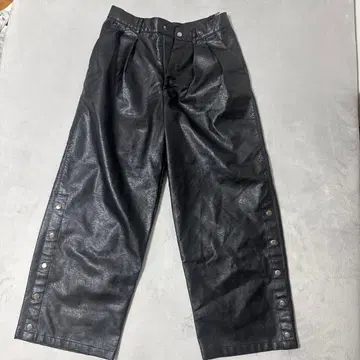 [ 완판템 ] CLEL 멀티 실루엣 루즈 사이드 버튼 팬츠 가죽 S