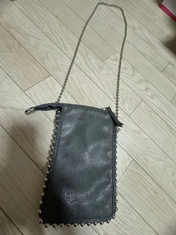 ZARA 스터드 장식 그레이 숄더백