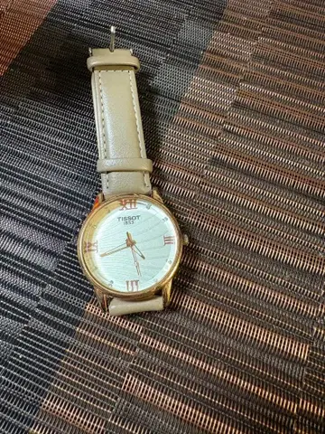 TISSOT 베이지 가죽 손목시계