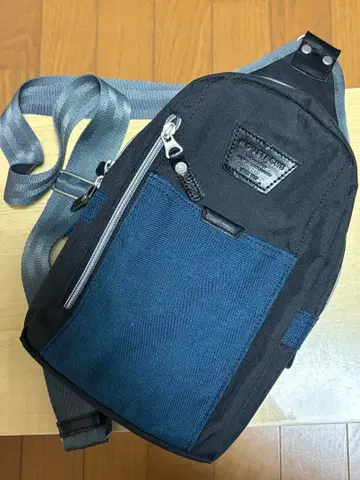 MOUSTACHE 바디백 파랑 블랙