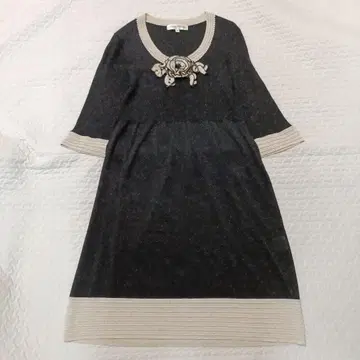 꽃 모티브 라메 니트 7부 소매 튜닉 원피스 블랙