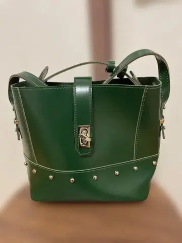 스터드 장식 그린 가죽 핸드백