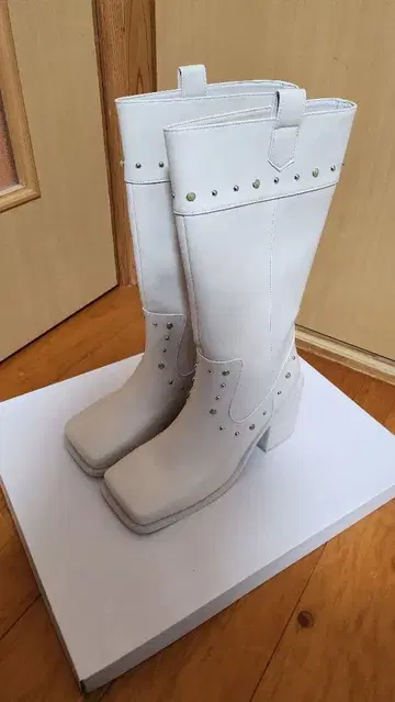 웨스턴 스터드 롱 부츠 화이트