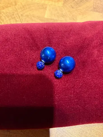 겨울 쿨톤이나 쿨톤에게 잘 어울리는 파란색 공 모양 귀걸이