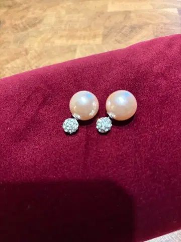 반짝임 속에 부드러움이 더해진 조합, 펄과 크리스탈 귀걸이