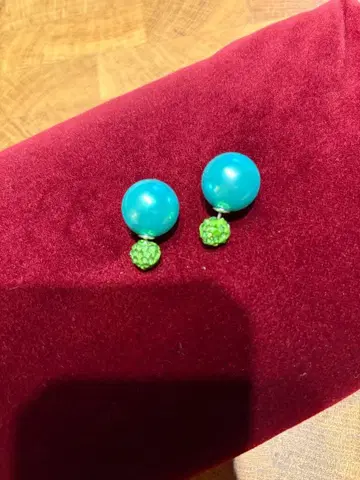 파란색과 녹색의 공 모양 귀걸이