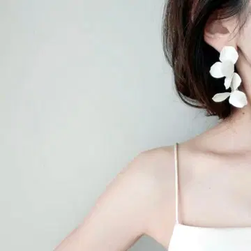 엠마 액세서리 화이트 플라워 귀걸이