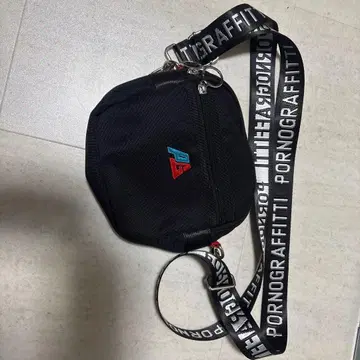 포르노그라피티 와즈빌 숄더 파우치