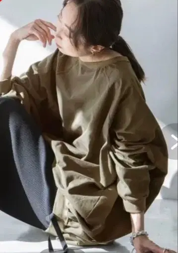 COGTHEBIGSMOKE MASSIVE SWEAT 카키