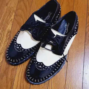 Queen Bee 스터드 장식 옥스퍼드 신발 약간의 노후화