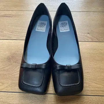 엠마 프란시스 오블리크 투 리본 힐 펌프스