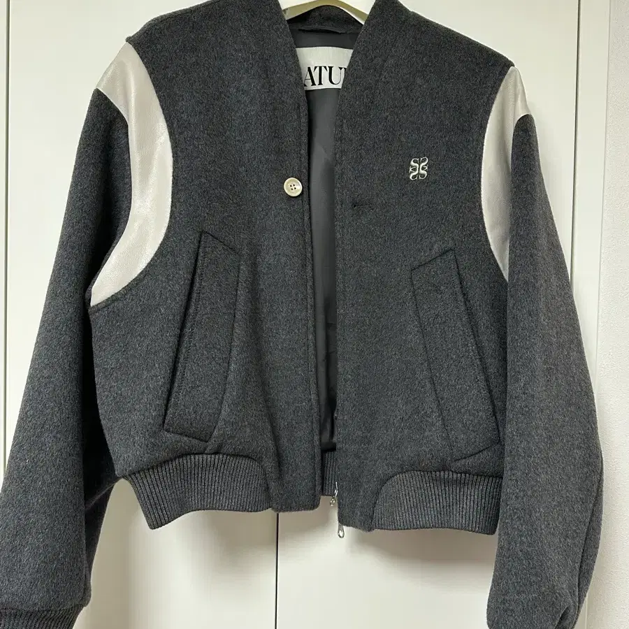 S) Satur Percy Collarless Varsity Jacket Black #세터,#바시티자켓