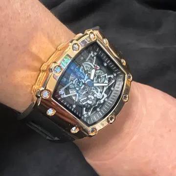 스켈레톤 디자인 쿼츠 손목시계 블랙/골드