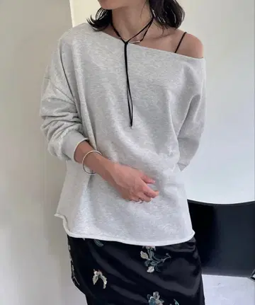 오메카시 오프숄더 맨투맨