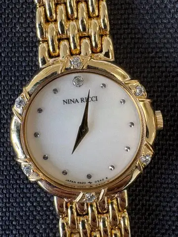 NINA RICCI 골드 손목시계