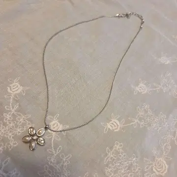 니나리치 꽃 펜던트, 목걸이