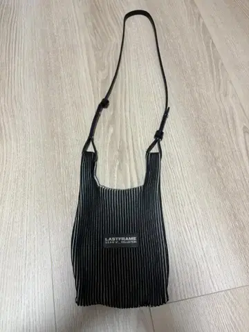 LASTFRAME 메탈릭 마켓 백 블랙