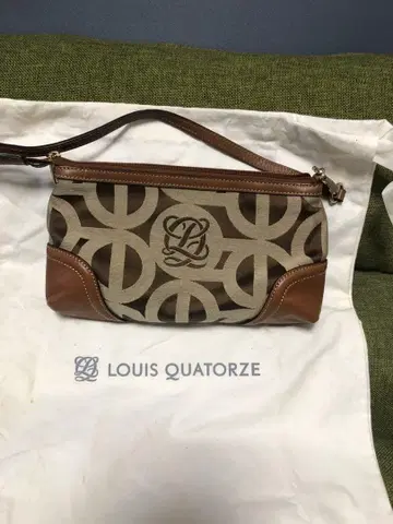 초특가 새상품급 LOUIS QUATORZE 로고 핸드백
