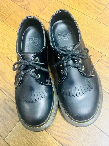 Dr. Martens 블랙 프린지 로퍼 UK3