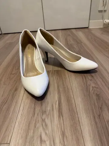 화이트 스틸레토 하이힐