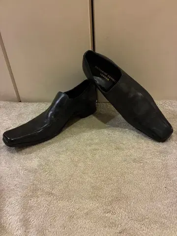 KATHARINE HAMNETT 스퀘어토 슬립온 가죽 블랙