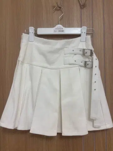 화이트 플리츠 스커트 벨트 포함
