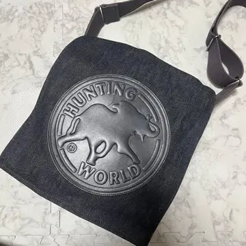 [레어] 헌팅월드 데님 숄더백 대형 로고 플레이트 A4 수납 가능