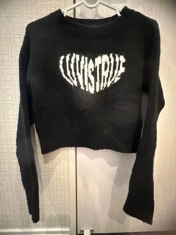 LUVISTRUE 크롭 스웨터 블랙