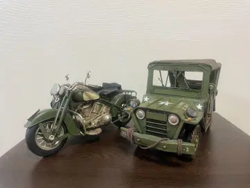 오토바이와 군용 차량 세트