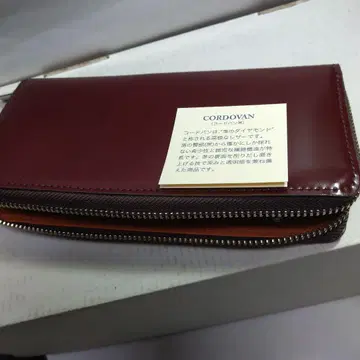 코도반 크림슨 컬러 장지갑입니다
