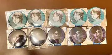 이토 준지 묘지의 화랑 사거리의 미소년 화이트 의류의 미소년 캔뱃지