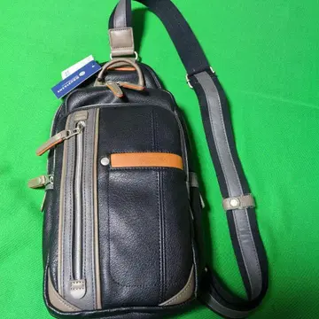 MOUSTACHE 블랙 바디백