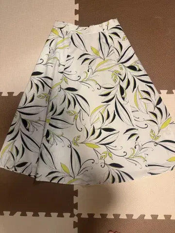 노리즈소피 플레어 스커트 화이트 잎 패턴