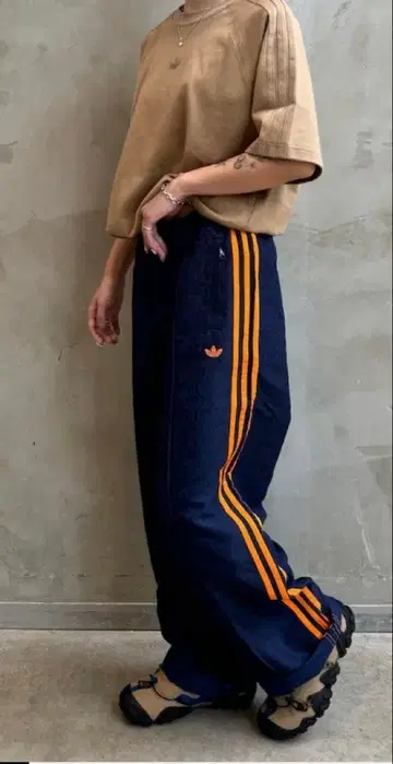 아디다스 오리지널스 70s 오버 사이즈 트랙 팬츠