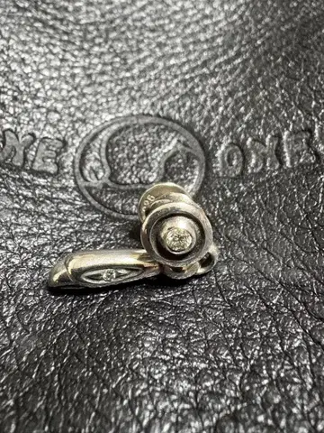 론원스 도브 헤드 귀걸이 한쪽