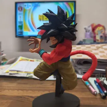 슈퍼 사이어인 4 손오공 피규어