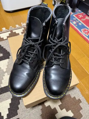 닥터마틴 8홀 부츠 UK8