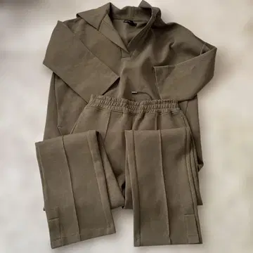 이네드 카키 셋업