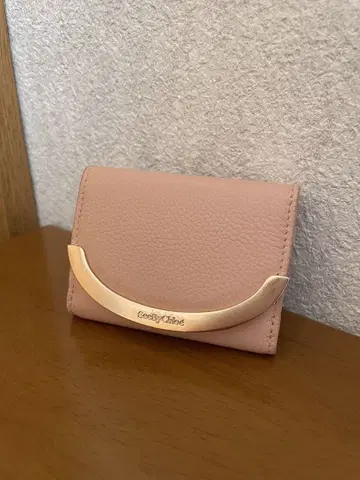 SeeByCloe 가죽 3단 폴더형 지갑 핑크 골드 금장 장식